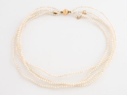 Collar corto compuesto por cuatro hileras de peque