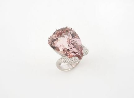 Impresionante anillo de cóctel de oro blanco (750)