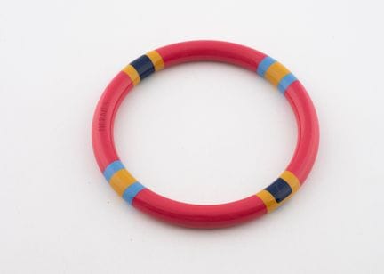 HERMES
Bracelet jonc en résine framboise ponctuée 