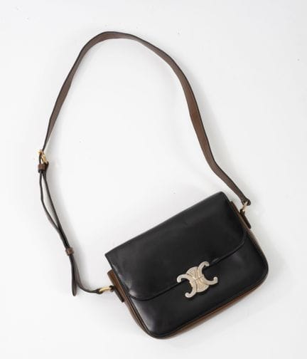 CELINE
Sac Triomphe en veau souple moka.
Re pigmen