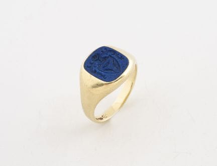 Bague chevalière en or jaune (585) centrée d'une i