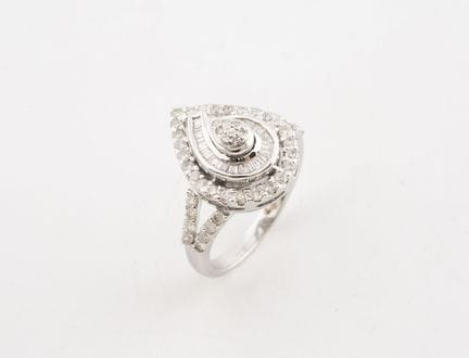 Anillo de oro blanco (750) con motivo de gota cala