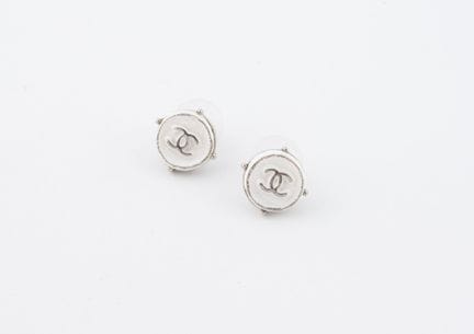 CHANEL
Par de pendientes redondos de metal y esmal