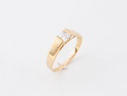 Bague en or jaune (750) centrée d'un diamant taill