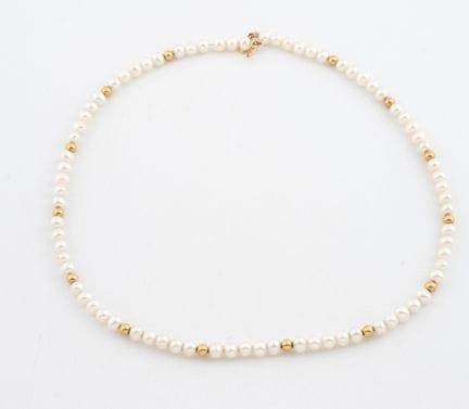 Collar formado por perlas cultivadas blancas alter