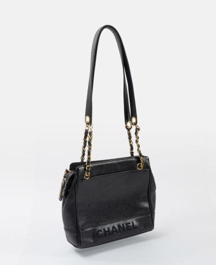 CHANEL
Sac à deux anses en veau grains caviar noir