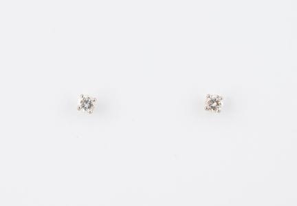 Paires de clous d'oreilles en or gris (750) centré