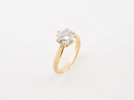 Anillo solitario de oro amarillo (750) con un diam