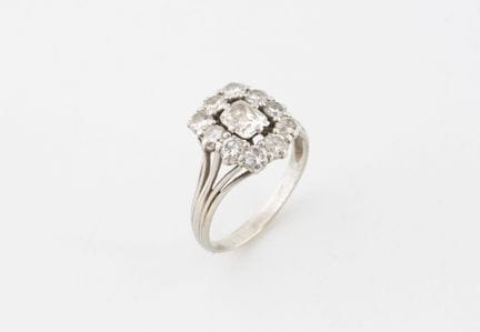 Anillo «marguerita» de oro blanco (750) y platino 