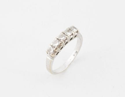 Anillo de oro blanco (750) adornado con una fila d