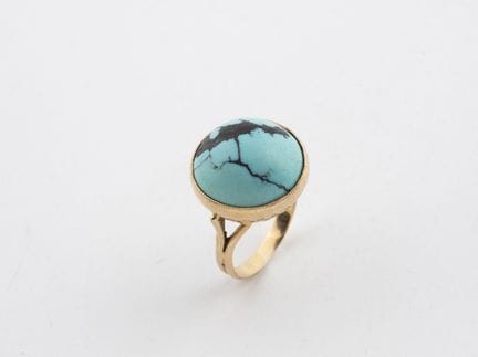 Bague ronde en or jaune (750) centrée d'un cabocho