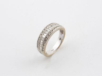 Anillo tipo diadema de oro blanco (750) adornado c
