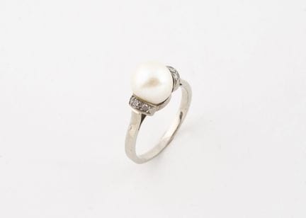 Anillo de oro blanco (750) con una perla de cultiv