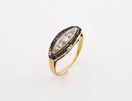 Anillo de oro amarillo (750) de forma ovalada alar
