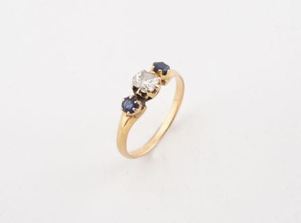 Bague en or jaune (750) centrée d'un diamant taill