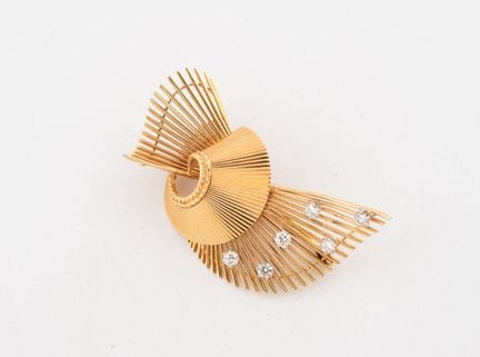 Broche de oro amarillo (750) decorado con una guir