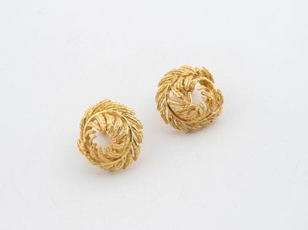 Paire de clips d'oreilles en or jaune (750) à moti