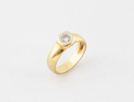 Anillo de oro amarillo (750) con un diamante de ta