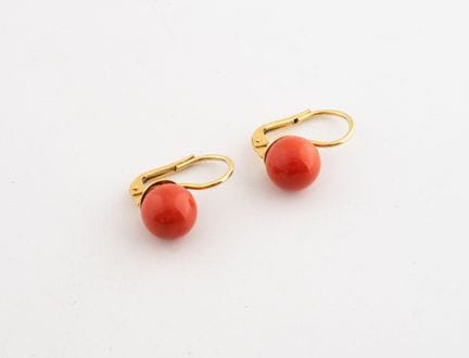 Paire de dormeuse or jaune (750) ornée d'une perle