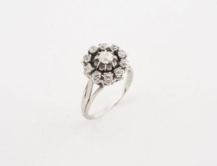 Anillo con forma de flor de oro blanco (750) y pla