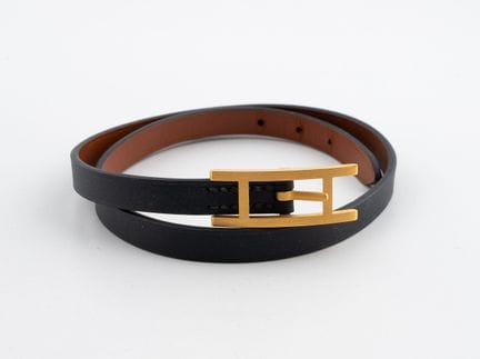 HERMES, Paris
Bracelet à double tour en cuir noir,