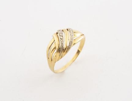 Anillo de oro amarillo (750) con motivos de olas.
