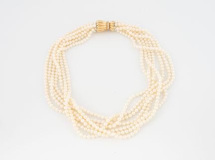 Collar corto compuesto por siete hileras de perlas