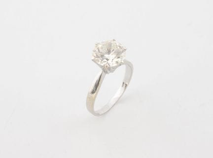 Bague solitaire en or gris (585) centrée d'une pie
