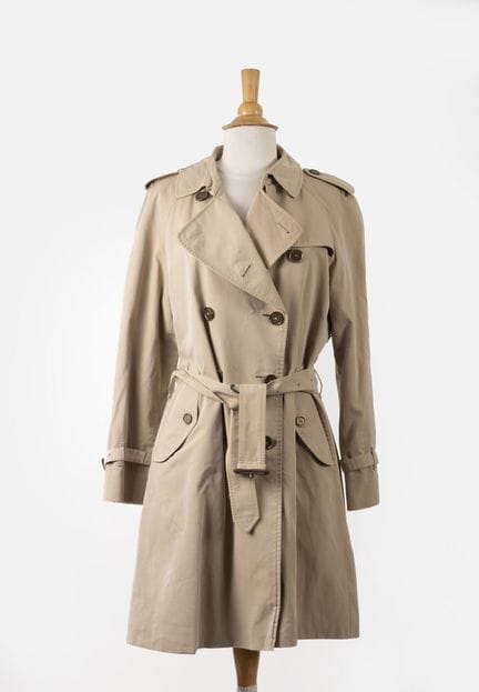 BURBERRY
Trench coat de dame en toile beige.
Intér