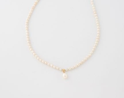 Collar de perlas cultivadas blancas centrado en un