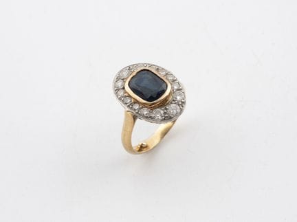 Anillo ovalado de oro amarillo y gris (750) con un