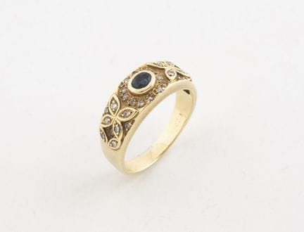 Anillo de oro amarillo (585) con un pequeño zafiro