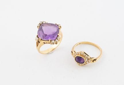 Dos anillos de oro amarillo (750) con una amatista
