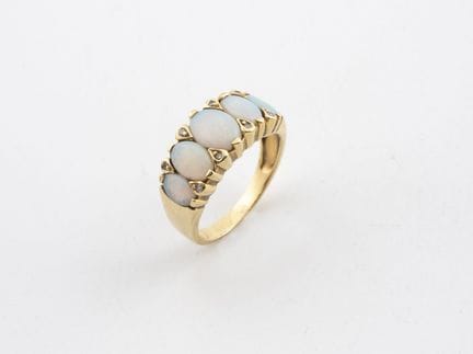 Anillo de oro amarillo (750) adornado con cinco óp