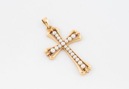 Cruz de oro (750) con un diseño central formado po