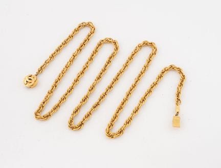 CHANEL
Sautoir à maille corde en métal doré. 
Ferm