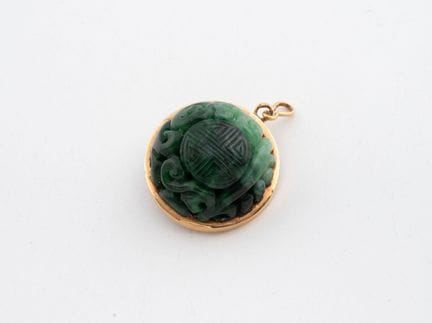 Round yellow gold (750) pendant adorned with a car
