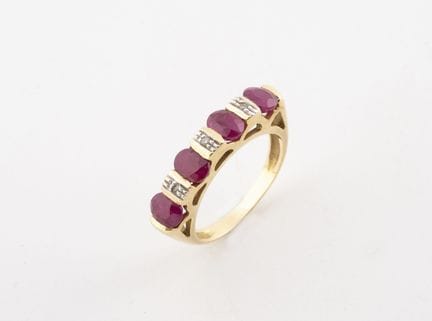 Bague en or jaune (750) centrée de quatre rubis ov