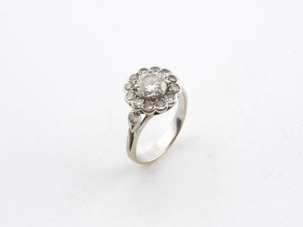 Anillo «marguerita» de oro blanco (750) con un dia