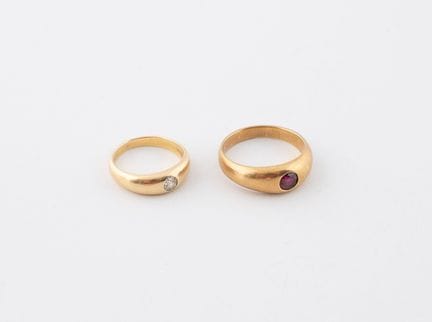 Dos pequeños anillos lisos de oro amarillo (750), 