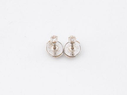 Par de pendientes de oro blanco con pequeños diama