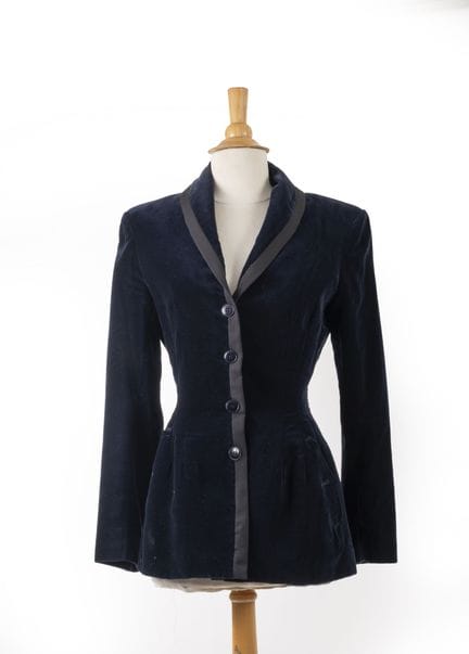 ALAIA
Veste cintrée en velours bleu marine.
Col ch