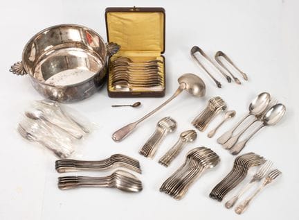 Set in metallo argentato composto da:
- Dodici cuc