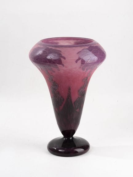 IL VETRO FRANCESE
Grande vaso su piedistallo.
Vetr