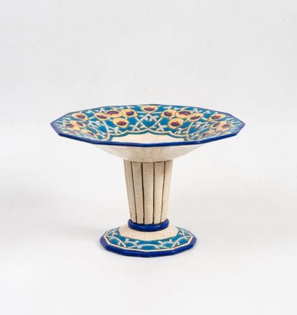 LONGWY
Coppa su piedistallo.
In maiolica policroma