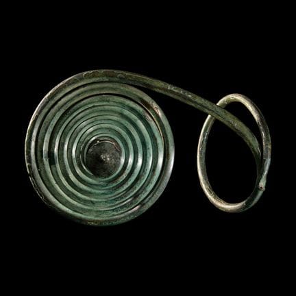 Un bracciale a spirale in bronzo di origine europe