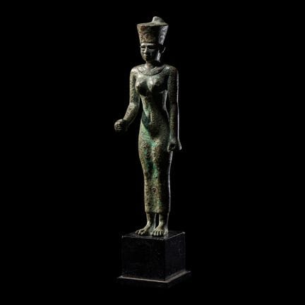 Una statuetta egizia in bronzo raffigurante Neith
