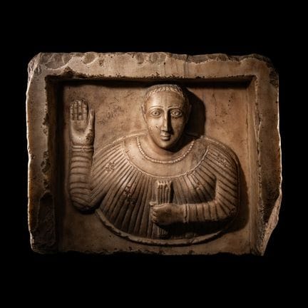 Busto in alabastro dell’Arabia del Sud raffigurant