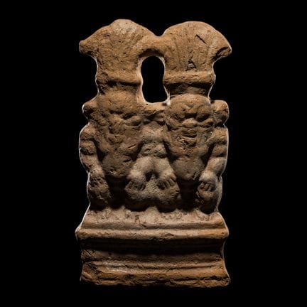 Statue égyptienne en terre cuite représentant deux