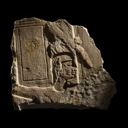 Fragment de relief en calcaire égyptien
Nouveau Ro